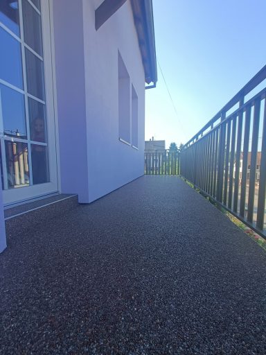 Moquette de pierre sur terrasse, balcon